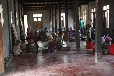 Skolundervisning i ett av lägren för rohingyer i Rakhine-staten.