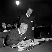 Ricardo Alfaro undertecknar för Panamas räkning folkmordskonventionen 1948.  Jehan de Noue, FN:s protokollchef, står bredvid.