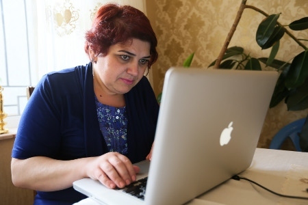  Khadija Ismayilova frigavs i maj 2016 villkorligt och kunde den 27 maj 2016 i frihet sätta sig vid datorn och studera Panamadokumenten.