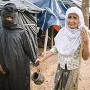  Rohingyakvinnor i Balukhali på väg mot toaletten – något det råder stor brist på i flyktinglägren, och som slår särskilt hårt mot flickor och kvinnor. 