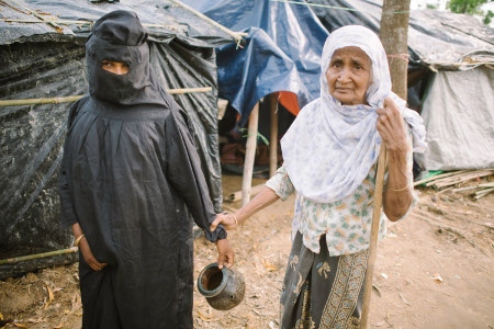 Rohingyakvinnor i Balukhali på väg mot toaletten – något det råder stor brist på i flyktinglägren, och som slår särskilt hårt mot flickor och kvinnor.