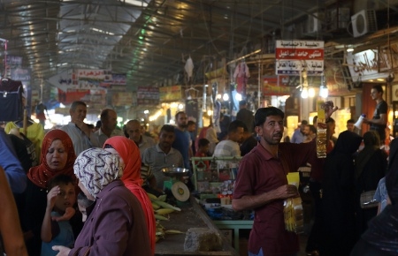 Livet har återvänt till marknadsplatser och gator i östra Mosul. Men i västra Mosul är situationen ännu tvärtom. 