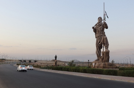 Vid infarten till Kirkuk står denna jättestaty föreställande en peshmerga-soldat. Peshmerga betyder egentligen ”de som möter döden” och används som beteckning på soldater i irakiska Kurdistan.