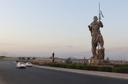 Vid infarten till Kirkuk står denna jättestaty föreställande en peshmerga-soldat. Peshmerga betyder egentligen ”de som möter döden” och används som beteckning på soldater i irakiska Kurdistan. 