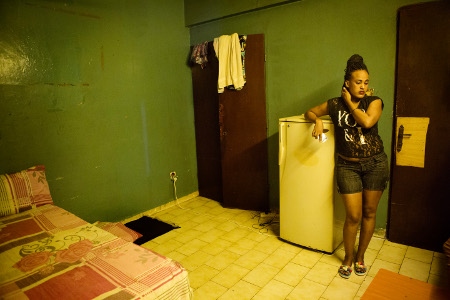 Hanna, som är ekonomisk migrant från Etiopien, hyr ett rum i lägenhetsbordellen där hon bor och tar emot kunder. 