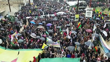 Den 19 januari samlades människor i Afrin för att protestera mot Turkiets förstående inmarschen. E visade sitt stöd för YPG/YPJ.