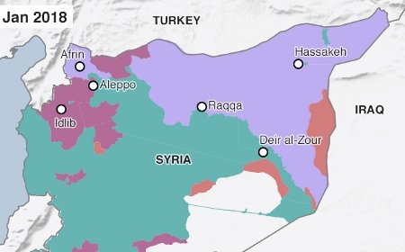 Syrien i januari 2018. Det ljust lila området är kontrollerat av SDF/YPG. Det gröna är regeringskontrollerat och mörkt lila kontrolleras av olika rebellgrupper. Rött är IS-kontrollerat. 