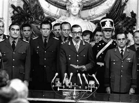 Jorge Rafael Videla svär presidenteden när militären övertar makten i Argentina 1976.