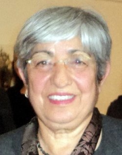 Fethiye Çetin talade till de tusentals deltagarna vid minnesceremonin för Hrant Dink i Istanbul 19 januari.