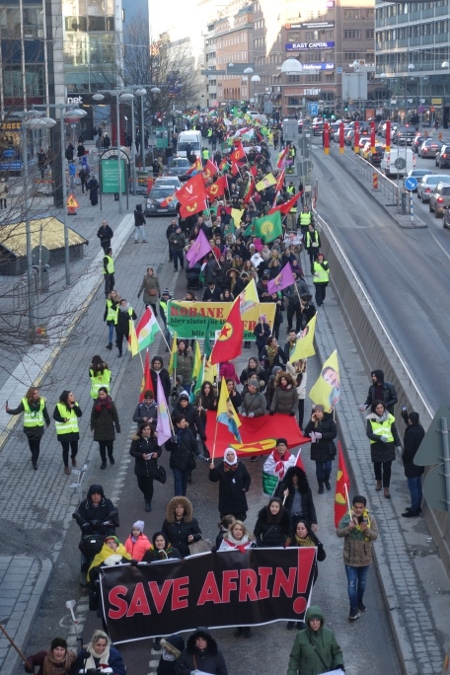 Runt om i Europa har demonstrationer hållits mot Turkiets inmarsch i Afrin. Här en manifestation i Stockholm 27 januari.