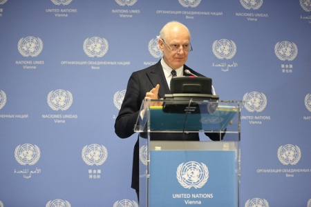 Staffan de Mistura är FN:s fredsförhandlare för Syrien och talar här till pressen efter senaste samtalen i Genèveförhandlingarna, som avslutades i Wien 26 januari.