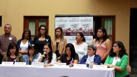 Konferens vid Flora Tristán kvinnocenter i samband med planeringen av en demonstration mot våld riktat mot kvinnor. Vid mikrofonen står organisationens ordförande Liz Meléndez.