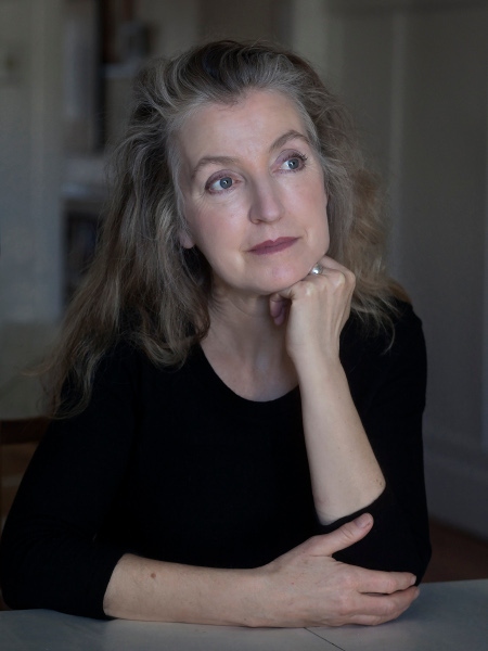 Rebecca Solnit är amerikansk historiker och aktivist som bland annat engagerat sig i klimatfrågan,mot kärnvapen och för kvinnors rättigheter. Hennes ”Hopp” från 2004 har nu kommit på svenska med nyskrivet för- och efterord.