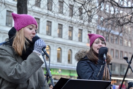 Susanna Cederquist och Anna Palm sjöng i Humlegården.