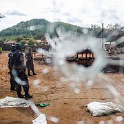  Poliser i Kasese den 1 december 2016. Kung Charles Wesley Mumbere greps efter sammanstötningarna och är åtalad för terrorism men är fri mot borgen.