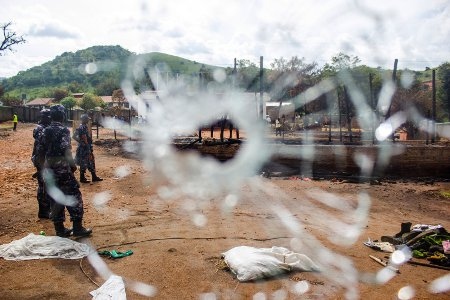 Poliser i Kasese den 1 december 2016. Kung Charles Wesley Mumbere greps efter sammanstötningarna och är åtalad för terrorism men är fri mot borgen.