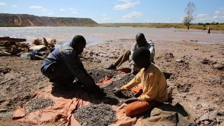 Många barn arbetar med utvinning av kobolt i Kolwezi.