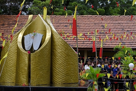 Tamilska studenter går fram till monumentet vid universitetet i Jaffna för att hedra minnet av döda soldaterna i LTTE.