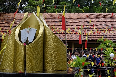 Tamilska studenter går fram till monumentet vid universitetet i Jaffna för att hedra minnet av döda  soldaterna i LTTE.