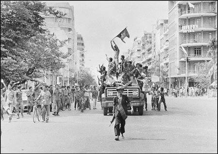 Röda khmererna tågar in i Phnom Penh den 17 april 1975.