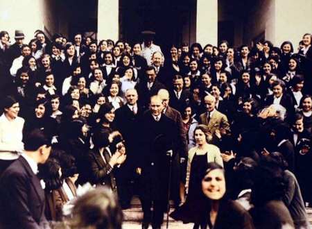 Mustafa Kemal Atatürk, den turkiska republikens förste president, inledde på 1920-talet en sekuralisering. Här besöker han 1933 universitetet i Istanbul där kvinnor och män studerade tillsammans.