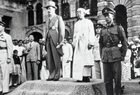 Britterna lämnar Burma 4 januari 1948. Den brittiske guvernören Hubert Elvin Rance och Burmas förste president Sao Shwe Thaik.