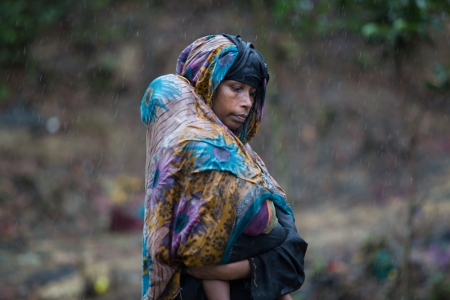  En kvinna med sitt barn i ett av de många flyktingläger som upprättats för rohingyer i Bangladesh.