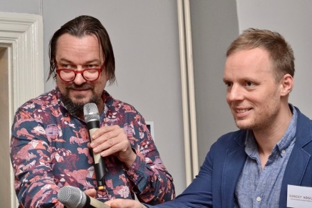 David Isaksson (till vänster) från Global Reporting ledde samtalet. Robert Höglund från Oxfam till höger.