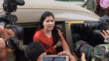 Tep Vanny anländer den 12 april 2017 till domstolen där hon åtalats för att ha attackerat poliser.