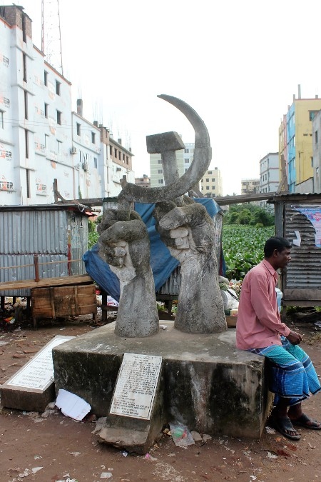  Minnesmonument vid platsen där åttavåningsbyggnaden Rana Plaza tidigare reste sig i Savar, utanför Bangladeshs huvudstad Dhaka.