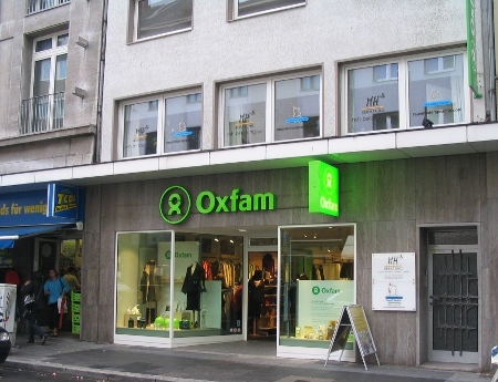 Oxfam har många butiker runt om i Europa, som här i Düsseldorf i Tyskland.