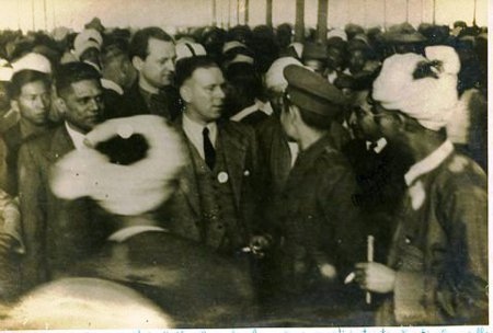 I Panglong 1947 möttes representanter för att hitta en framtida lösning för olika folkgrupper i Burma. Här skakar Arthur Bottomley, brittisk undersekreterare för kolonierna, hand med Aung San.