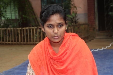 18-åriga Shilpi Rani Das överlevde när åttavåningsbyggnaden Rana Plaza kollapsade, men miste sin vänsterarm och har kronisk smärta i sitt vänsterben.