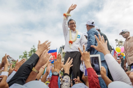 Sam Rainsy håller möte inför entusiastiska anhängare år 2013.