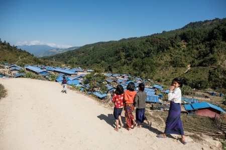 Barn på väg till skolan i flyktinglägret Maga Yang i Kachinstaten.