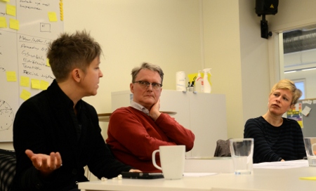 Ulrika Westerlund, Frank Johansson och moderatorn Johanna Westeson, jurist och sakkunnig i diskrimineringsfrågor på svenska Amnesty, vid seminariet den 13 mars.