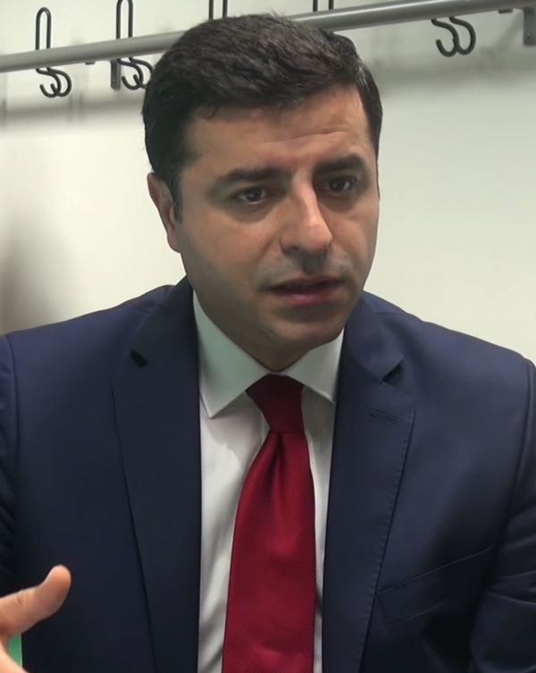 Selahattin Demirtaş är fängslad tillsammans med sin partiledarkollega Figen Yüksekdağ och andra parlamentsledamöter i HDP. 