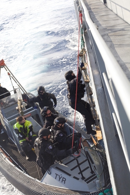 Besättningen på isländska kustbevakningsbåten Týr övar ombordstigning.