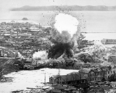 USA:s bombkrig under Koreakriget fick svåra konsekvenser. Här ett anfall med B-26-or mot Wonsan 1951.