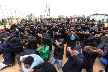Migranter protesterar i ett läger i Gharyan i Libyen den 2 februari 2018 med krav på att få komma till Europa.