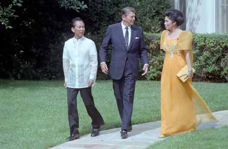  Ferdinand och Imelda Marcos var nära allierade till USA. Här tillsammans med USA:s president Ronald Reagan utanför Vita huset år 1982. 