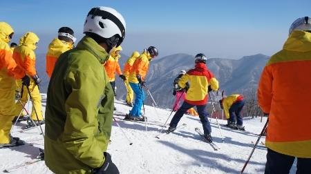 Utländska turister i den nordkoreanska skidorten Masikryong år 2014. 