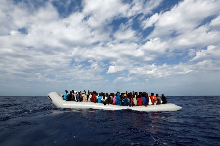 Migranter har räddats på Medelhavet av MOAS.