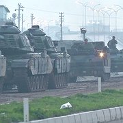 Turkiska stridsvagnar på väg mot Afrin.