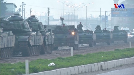 Turkiska stridsvagnar på väg mot Afrin.