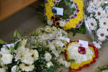 Valettabor visade sin solidaritet med offren vid bårhuset Mater Dei genom att lägga blombuketter i entren.