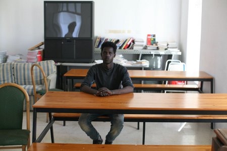 Abdaziz Hassan Ibrahim läser engelska en gång i veckan i "Frihetsrummet" på förläggningen Hangar Open Center. Där finns också den enda TV:n.