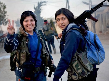 Medlemmar i kurdiska kvinnliga YPJ-milisen den 3 februari sedan Turkiet gått in i Afrin. 