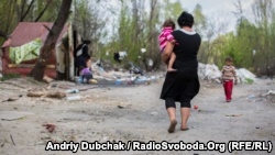 Stillbild från attacken mot romer från en video på RFE/RL.
