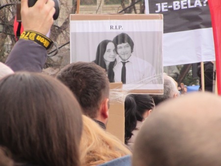 En demonstrant i Bratislava håller upp en bild på den mördade journalister Jan Kuciak och hans flickvän Martina Kusnirova. Hundratusentals människor över hela landet deltog i de protester som mordet utlöste, vilket till sist ledde till att Slovakiens premiärminister och inrikesminister fick avgå.